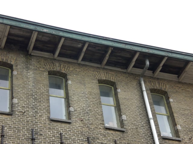 Detail van de gevel van het pakhuis: smalle vensters en een groot aantal staafankers. 