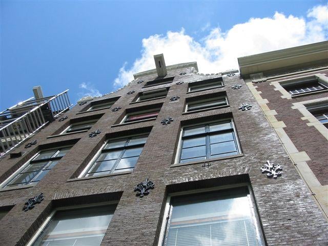 De gevel is geolied, ter bescherming tegen vocht: herkenbaar aan de glans. 