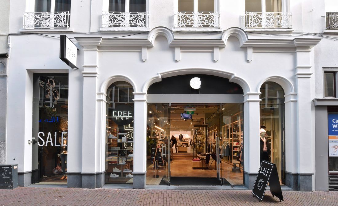 De in 2010 in hoofdopzet gereconstrueerde winkelpui uit 1885. 