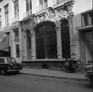 Foto uit de jaren zestig met daarop de rijk gedetailleerde winkelpui uit 1885. 