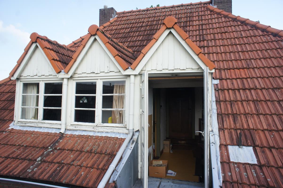 Grote dakkapellen op het achterste dakschild vanwege het schilderatelier van Leufkens. 