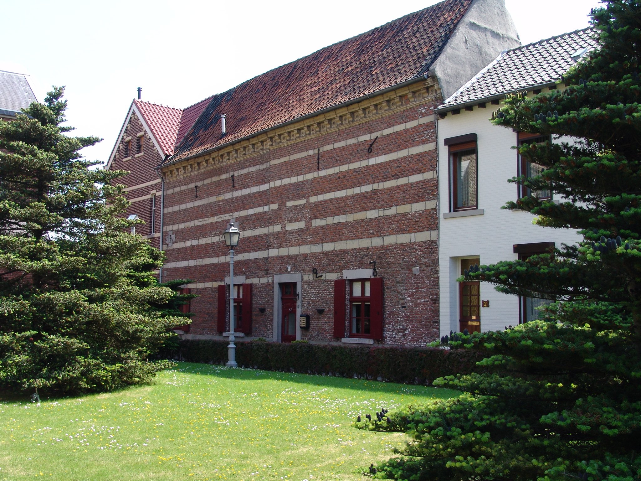 Huis Maes, zes- en zeventiende-eeuws pand, gelegen tegenover de kerk. 