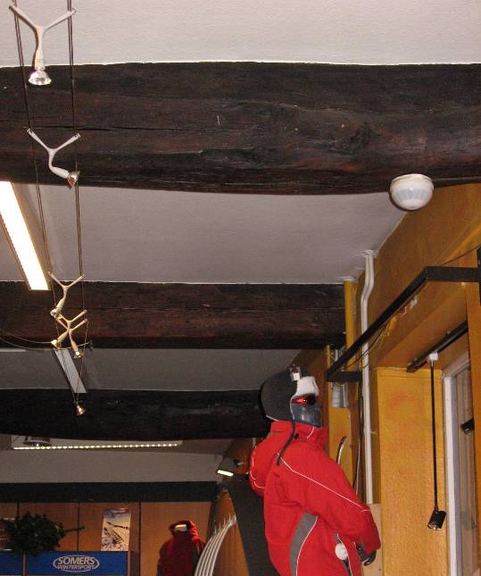 Eikenhouten moerbalken: ouder dan het pand en de bouwlocatie. 