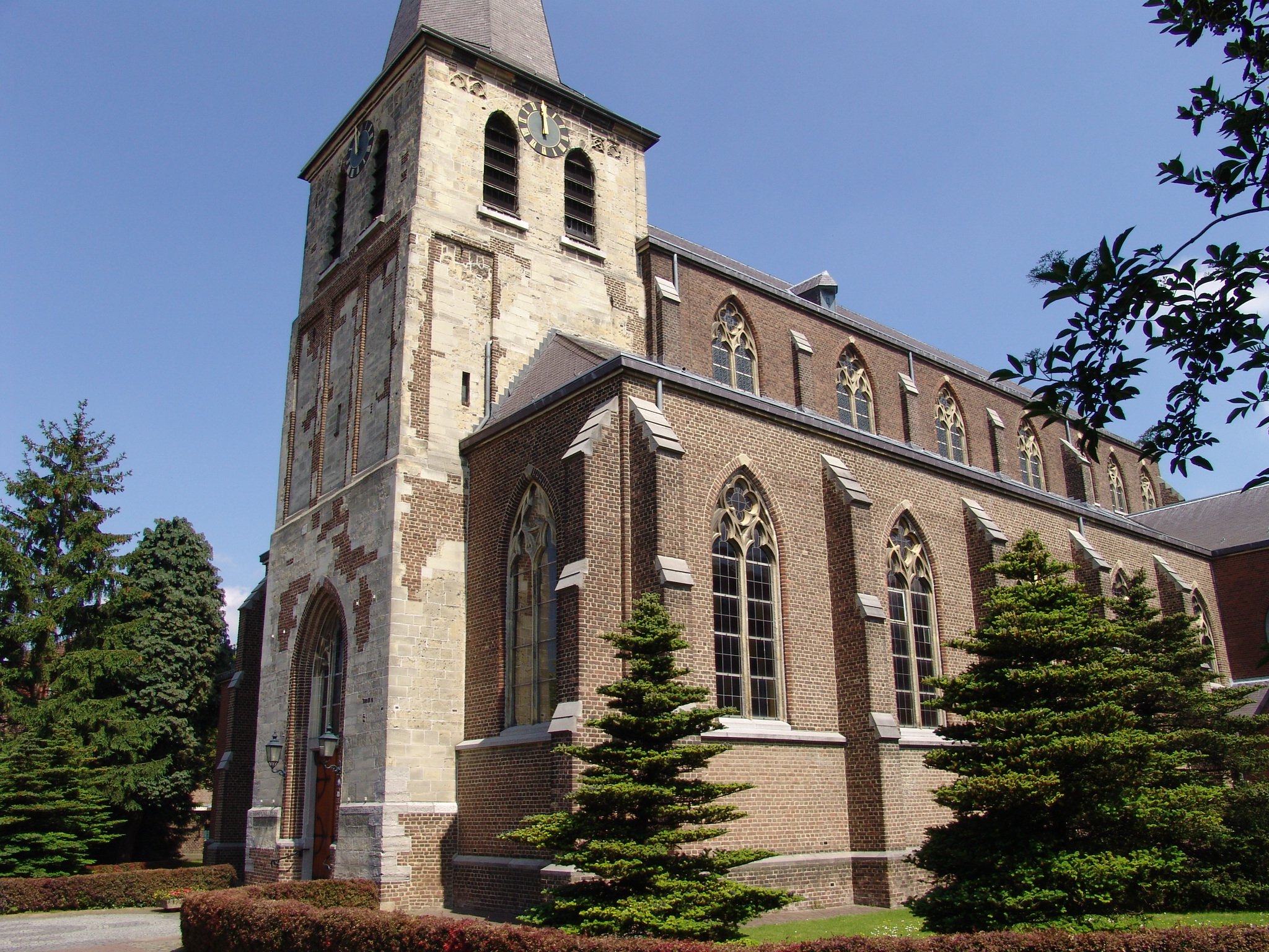 HH Marcellinus en Petruskerk met 12e-14e-eeuwse toren. 