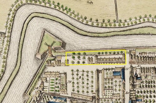 Alcmaria, detail uit Blaue's Tonneel der Steden uit 1652. De locatie van de latere gasfabriek is geel omkadert.