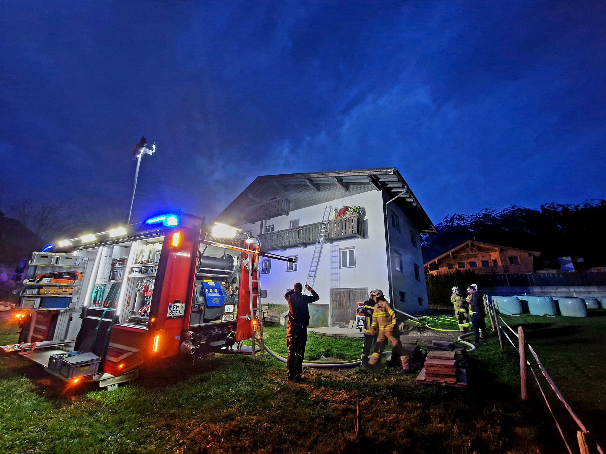 Personenbergung über Balkon mittels Bergewindel
