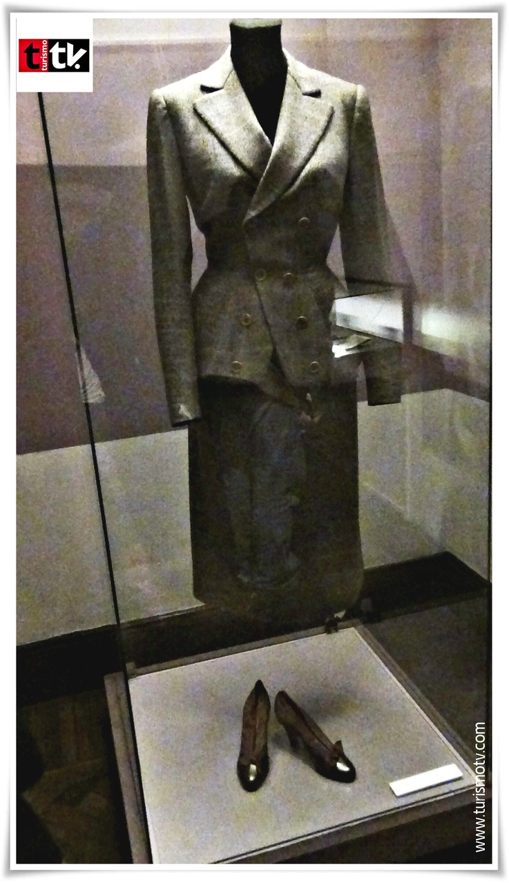 Eva Peron Evita fotografía traje gris