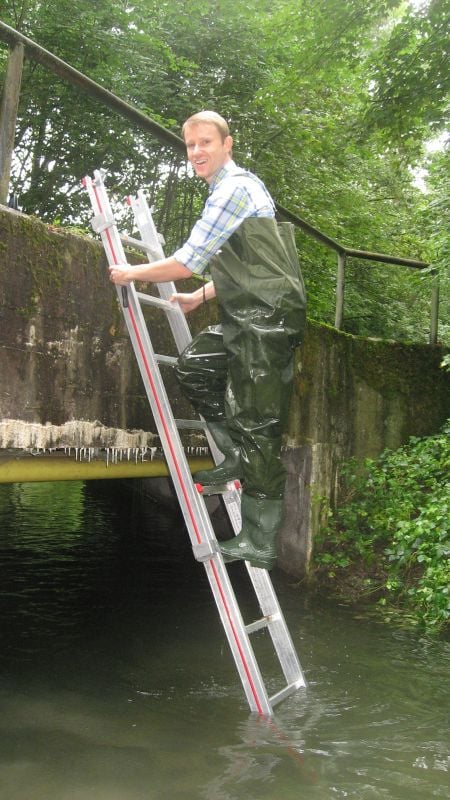 Bei der Nistkastenkontrolle oft im Einsatz: Wathose und Leiter