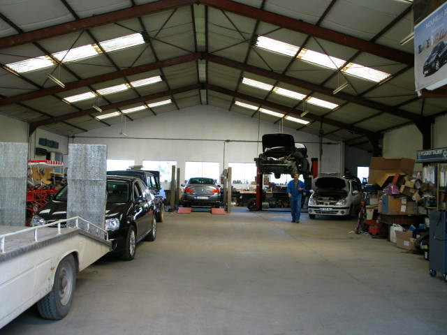 Un garage clair et bien équipé,