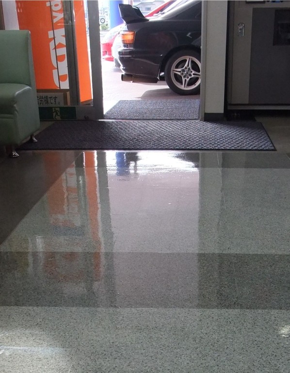 施工後／樹脂タイル　カーディーラー