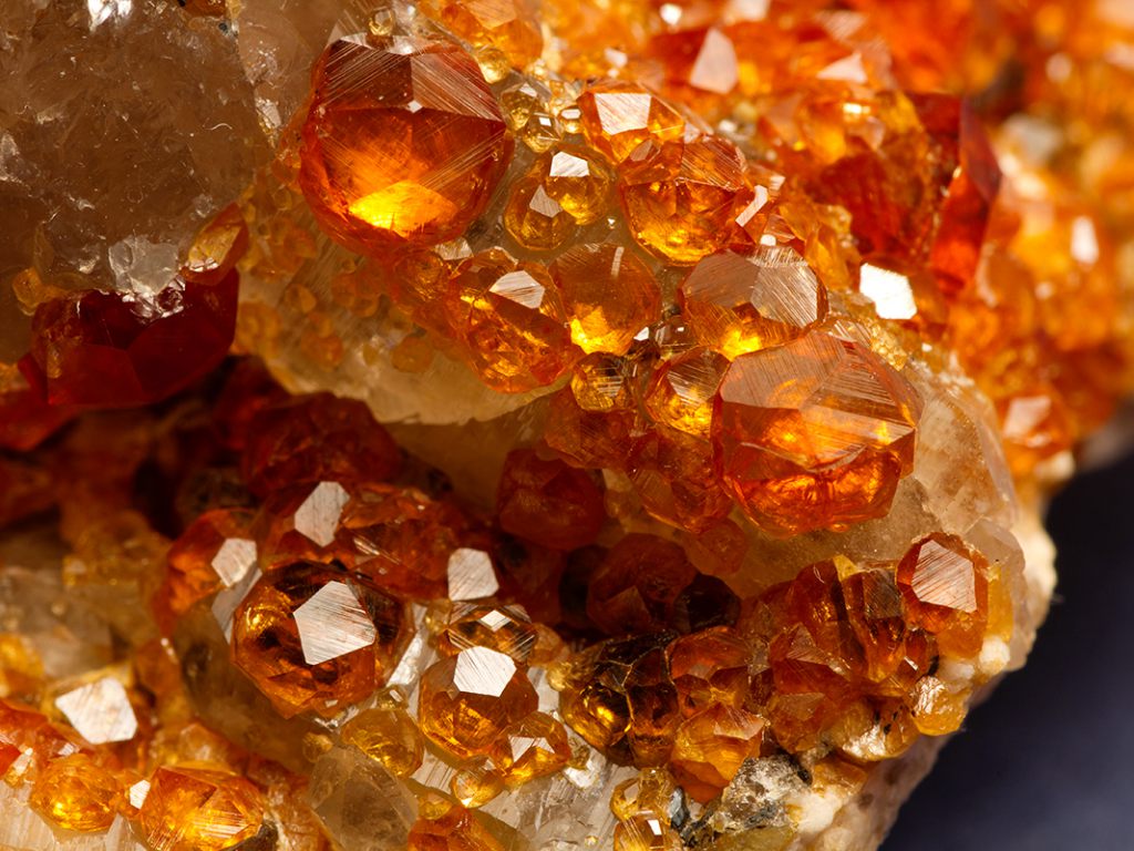 Спессартин (оранжевый гранат)