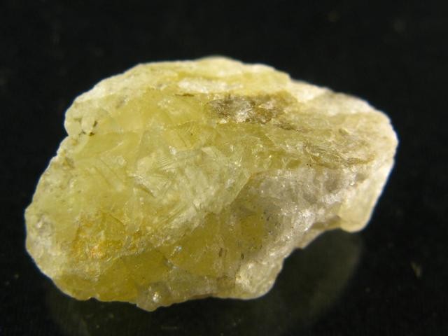 Желтый амблигонит