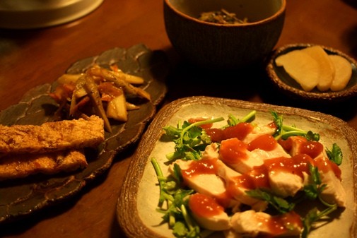 蒸し鶏の梅肉だれ、カリカリおあげさん、極太黒きんぴら　　／　丸角四方皿、葉あわせ皿