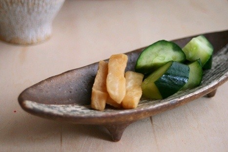 お茶のお供　干し大根の醤油漬け、ぬかきゅうり　／　片側掻き落とし舟型長小鉢