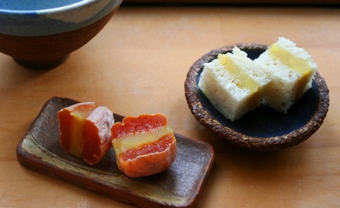 きんとんサンド、きんとん干し柿サンド　／　手のひら長皿、濃青丸小皿