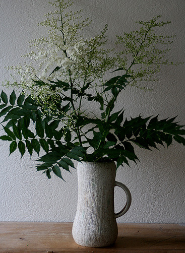 ナナカマドの花　／　ジョッキ型花入れ