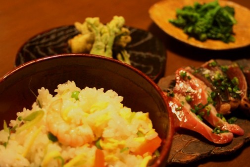 雛散らし、かつおのたたき、山菜のてんぷら　／　葉あわせ小皿