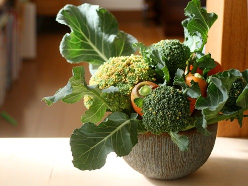 間引きブロッコリーと人参のアレンジ　／　縦掻き落としボウル　青