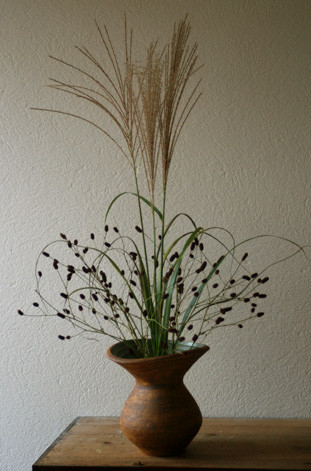 ススキ・吾亦紅　／　階段襟の花入れ