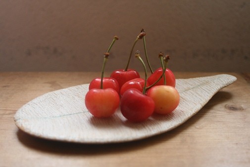 愛しいさくらんぼ　／　両面掻き落とし銘々皿　