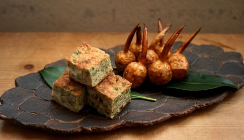 青海苔とゴマたっぷり卵焼き、ちびくわいの素揚げ甘酢　／　葉あわせ長皿