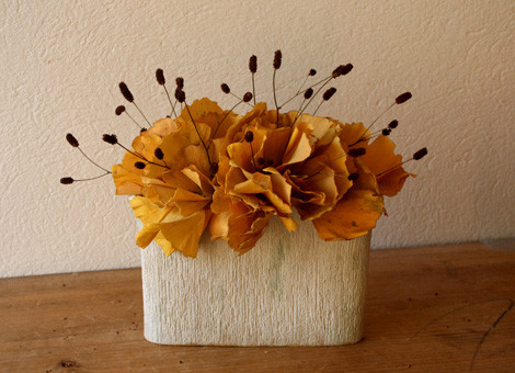 銀杏、吾亦紅　／　薄長長方花入れ　縦掻き落とし