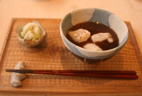 ピーナツもちのお汁粉　／　青空ボウル