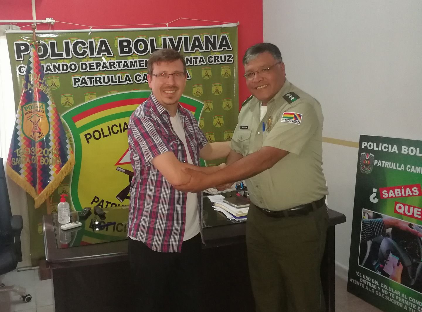 Als Projekt unterstützen wir die Polizei des Landteils Santa Cruz. Hier zusammen mit dem Ex-Direktor der Verkehrspolizei