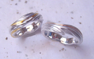 Alliances en or blanc 750, traitement bicolore