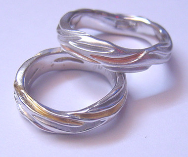 Alliances en or blanc 750 , traitement bicolore