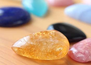 色とりどりの天然石の写真