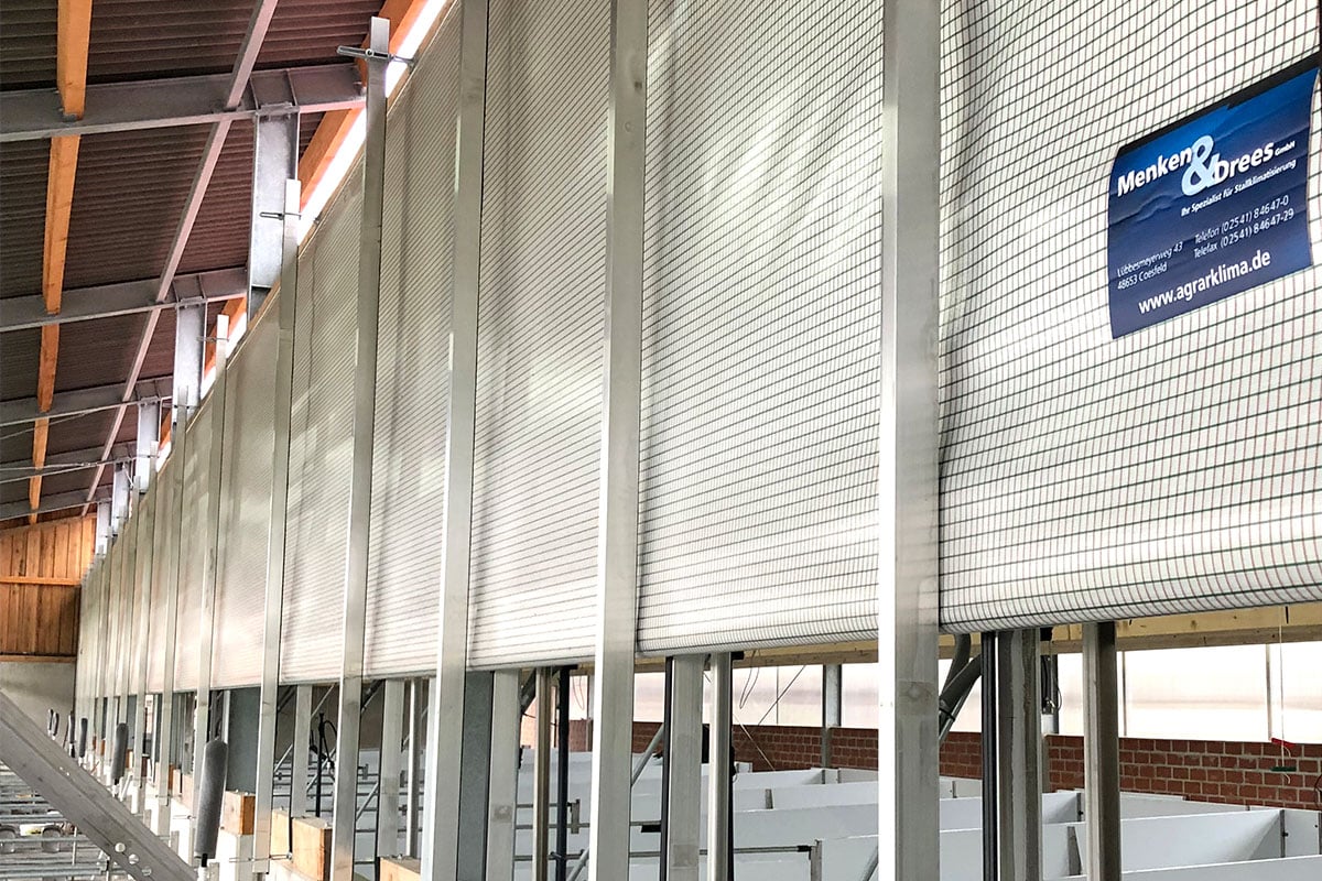 Curtains in einem Außenklimastall Haltungsstufe 4 (Pig Port)