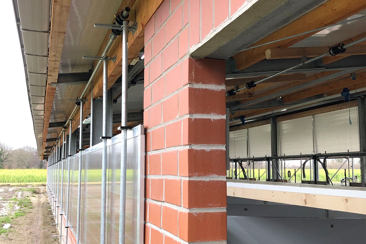 Außenansicht eines Außenklimastalls Haltungsstufe 4 (Pig Port)