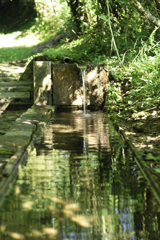 Un fil d'eau tout au long de la "cache"