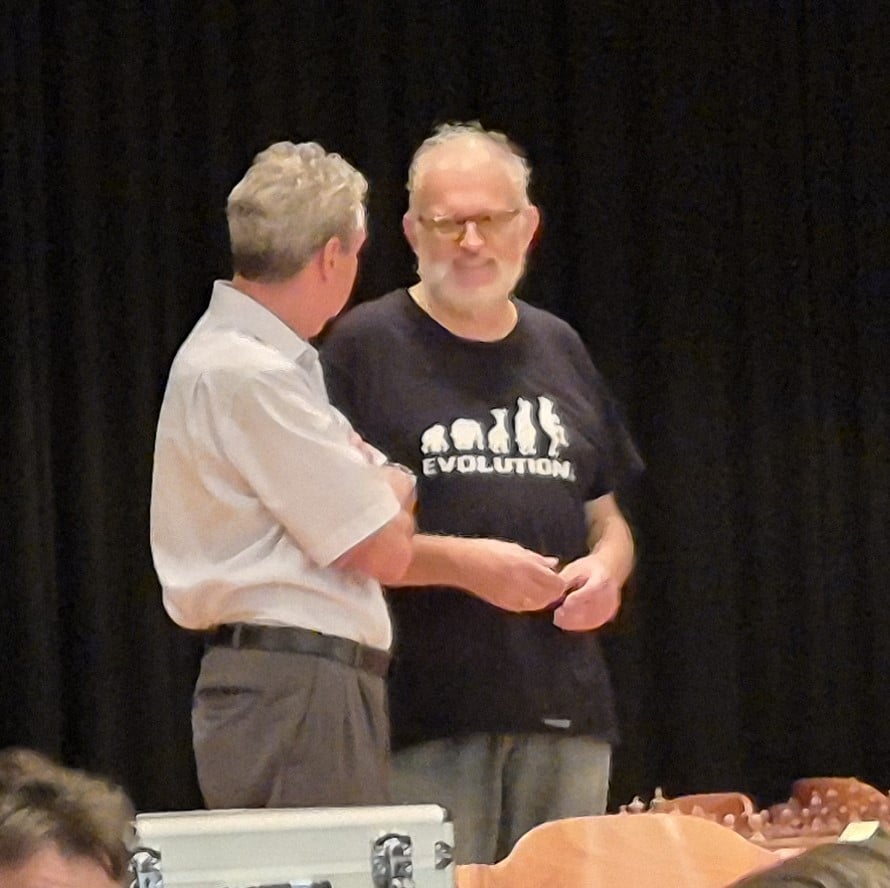 Arnold Mienert, der Lenzburger Jugendleiter (rechts) im Gespräch mit Hanspeter Schürmann (Schachverband).