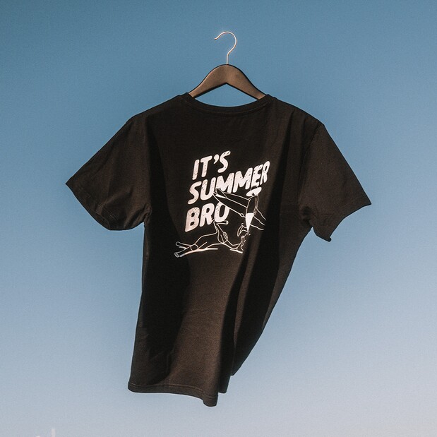 MANERA – Das "It’s Summer Bro"-T-Shirt in  Black bei WindSucht