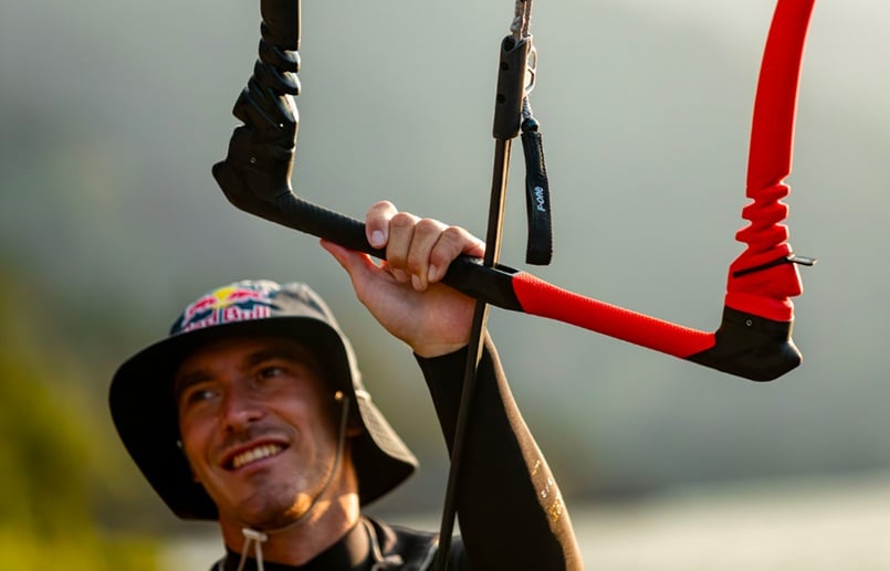 Atom Kitebar von F-One bei WindSucht