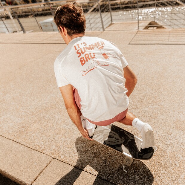 MANERA – Das "It’s Summer Bro"-T-Shirt in  White