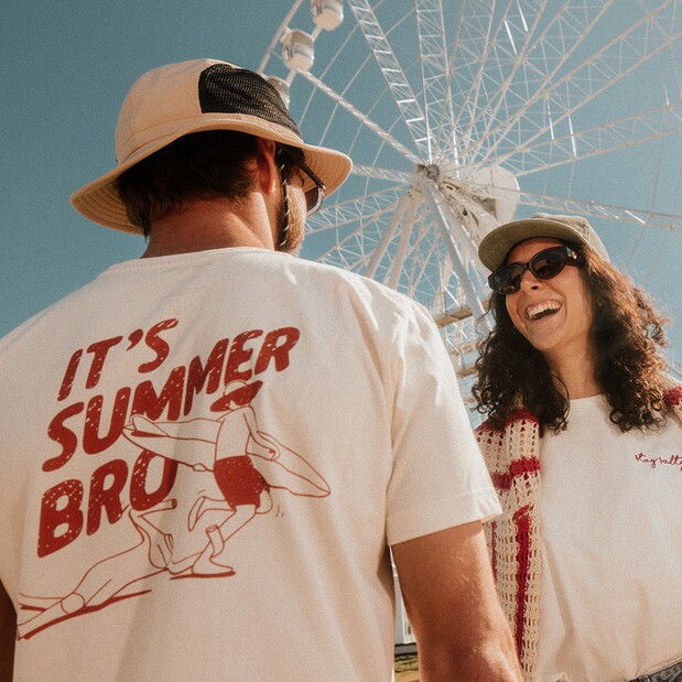 MANERA – Das "It’s Summer Bro"-T-Shirt in  White bei uns im Shop