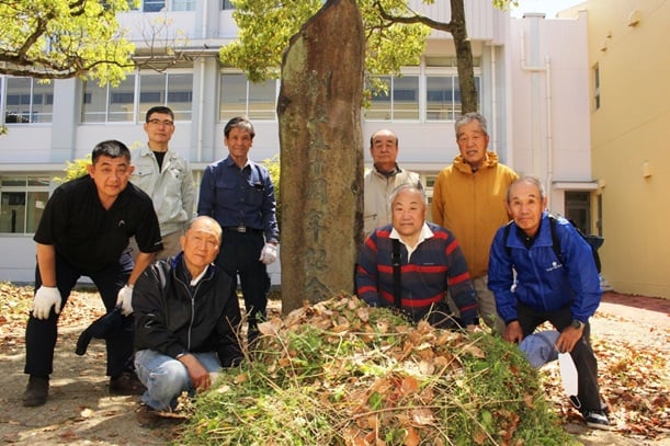 「創立50周年記念」碑の清掃