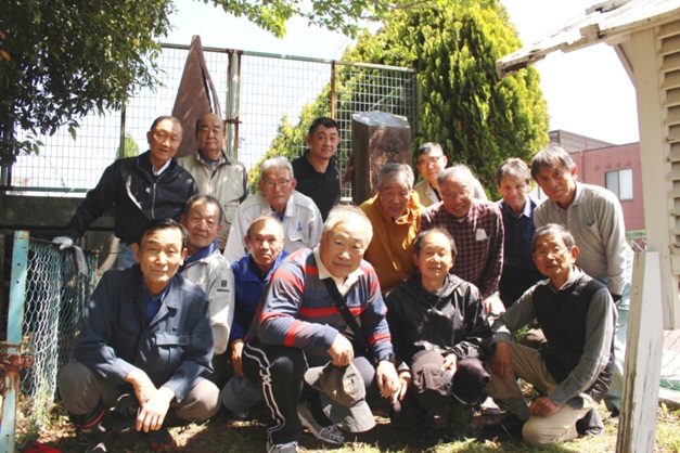 「学校発足の地」碑の清掃