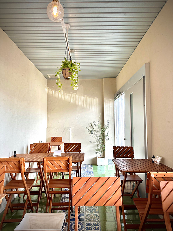 店内のデザインにもこだわっており、内装のテーブルや椅子、カウンター台はオーナーを はじめ、スタッフ全員で作りました。