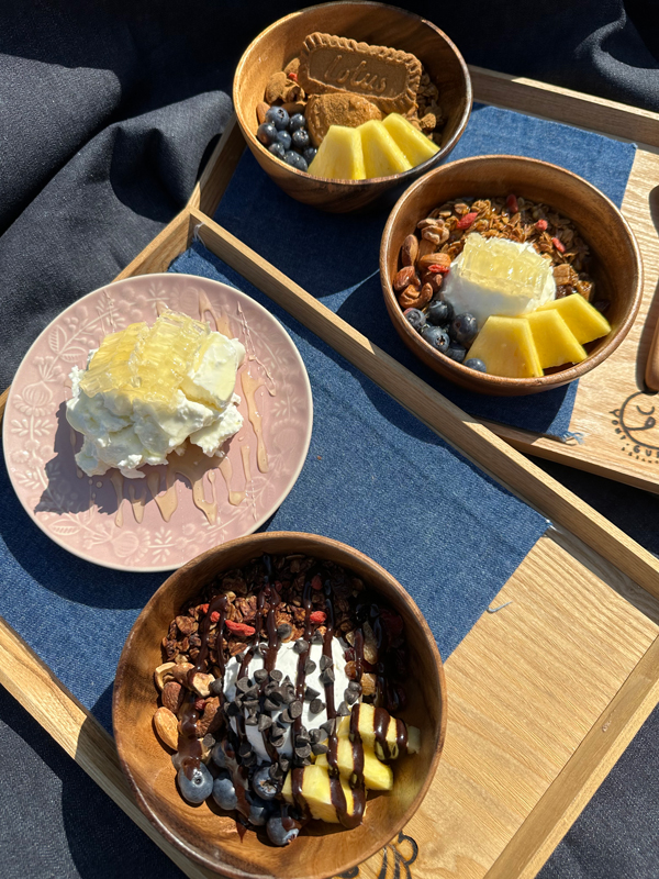  定番メニューはグリークヨーグルトと自家製グラノーラ、コムハニー、旬のフルーツ、ナッツ、ドライフルーツが入ったヨーグルトボウルです。