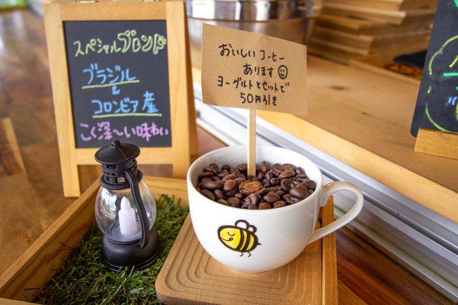 店内の看板やカップ、トレーなどにデザインされたハチのロゴも、スタッフと相談しなが ら考案したYour,GURT&GRANOLAオリジナルデザインです。