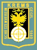 Das logo enthält zeigt den goldenen Doppeladler mit über den Köpfen schwebender Kaiserkrone auf schwarzem Grund au sem Kremser Stadtwappen, auf einer symboliiserten Schützenscheibe sitzend und ist von zwei goldenfarbenen Rahmen umrandet.