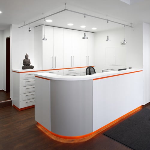 Design und Herstellung eines Empfangsbereichs  einer Zahnarztpraxis (Design: Linden | Boje)