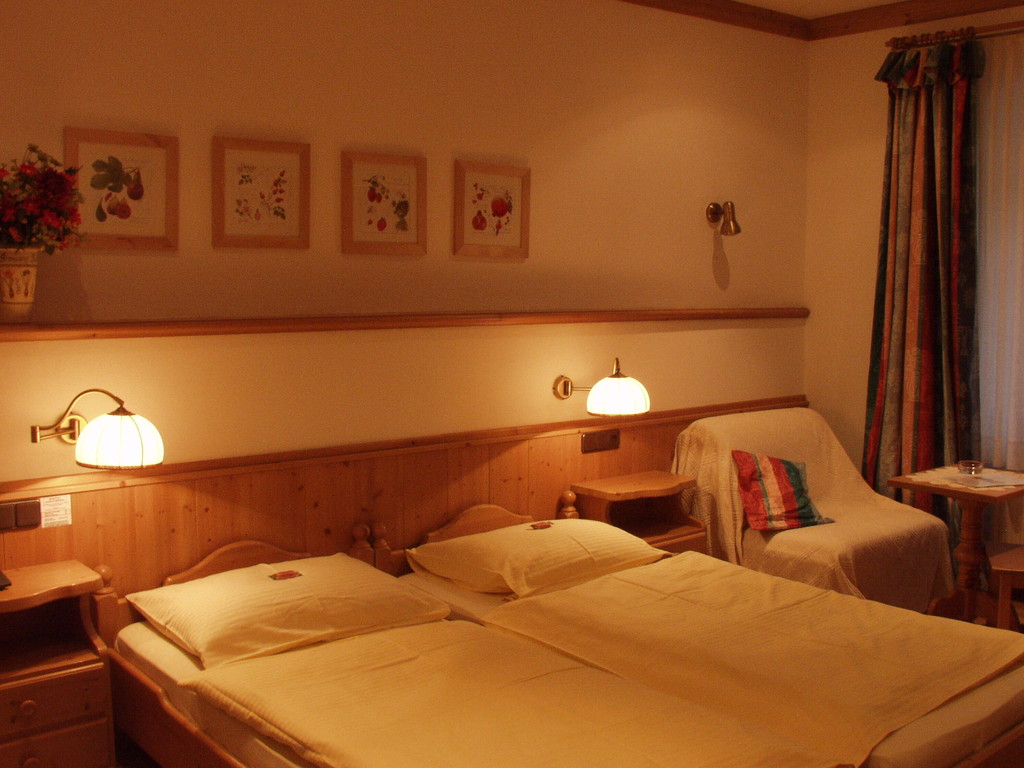 Gemütliches Doppelzimmer in rustikalem Stil in freundlichen, hellen Farben.