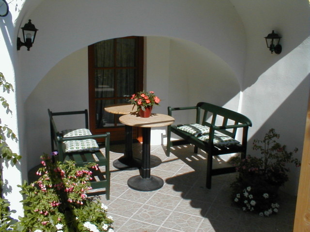 Die Sonne genießen. Gemütliche Sitzecken laden zum Verweilen.