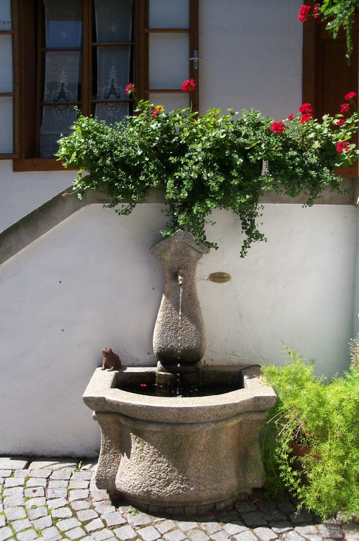 Brunnen im Innenhof.