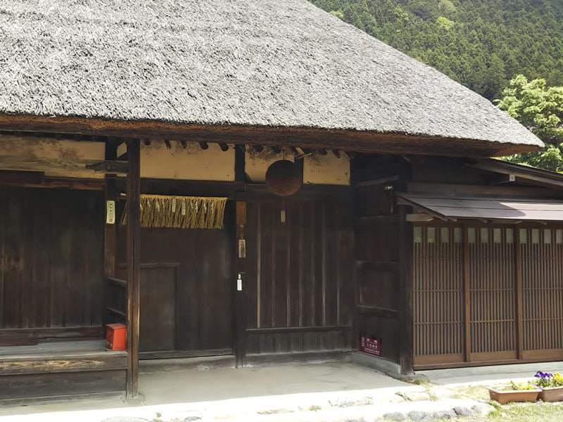 カフェからの散歩の途中に江戸時代の旧家を訪ねてみては？